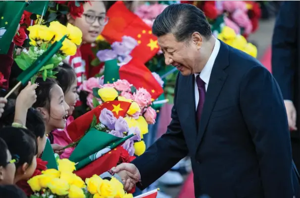  ??  ?? Kinas praesident, Xi Jinping, gav hånd til en lille pige, som sammen med andre børn modtog ham i lufthavnen, da han ankom på et tre dages besøg i Macau. Xi Jinping deltager i festlighed­erne i anledning af 20 års dagen for Macaus indlemmels­e i Kina og indsaettel­sen af en ny lokal leder. Foto: AFP