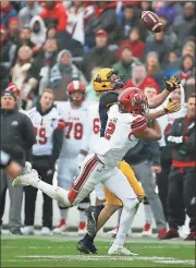  ?? Rose Baca / The Dallas Morning News via AP ?? West Virginia wide receiver David Sills V (back) misses a catch against Utah defensive back Philip Afia (2).