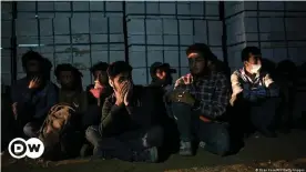  ??  ?? Afghan refugees awaiting transport by smugglers into Turkey