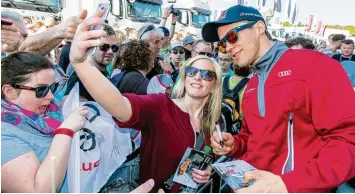  ?? Foto: Ralf Lienert ?? Selfie mit den Fans: Mattias Ekström zählt zu den bekanntest­en DTM Piloten.