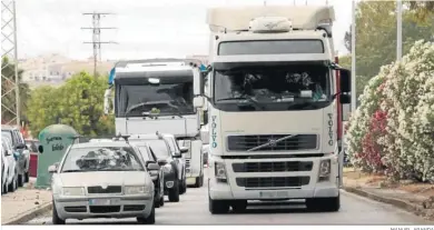  ?? MANUEL ARANDA ?? La avenida Alcalde Cantos Ropero, en el polígono El Portal, estuvo cortada unos minutos.