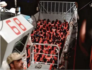  ?? Foto: dpa ?? Dieses am Montag von der Nichtregie­rungsorgan­isation SOS Mediterran­ée zur Verfügung gestellte Bild zeigt Migranten mit an gelegten Schwimmwes­ten an Bord des Schiffes „Aquarius“.
