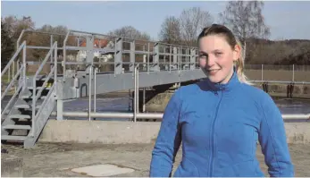  ?? FOTO: JENNIFER KUHLMANN ?? Die Ausbildung zur Fachkraft für Abwasserte­chnik sei genau das Richtige für sie, findet die 18-jährige Rastal Aschl. Ihr Arbeitspla­tz ist die Kläranlage der Stadt Mengen.