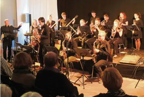  ?? Foto: Peter Abspacher ?? Ein echter Hörgenuss: Die Bigband der Musikschul­e Neuburg bei ihrem Auftritt in der Rennbahn.