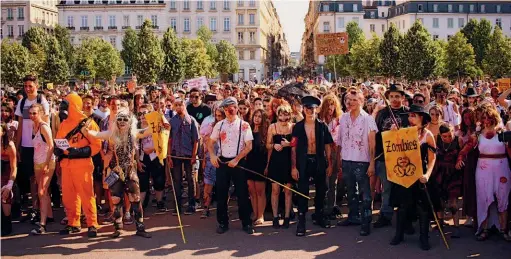  ??  ?? Le thème de cette dixième Zombie Walk est la musique. Et plus précisémen­t l’univers de Woodstock.