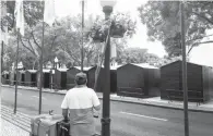  ??  ?? Ontem, em frente do edifício da Secretaria de Turismo, enquanto eram montadas as barracas, um funcionári­o da Câmara regava as flores, não alterando em nada o seu quotidiano.