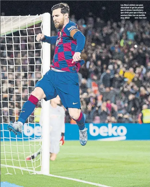  ?? FOTO: PERE PUNTÍ ?? Leo Messi celebró con gran efusividad el gol de penalti que él mismo transformó y que sirvió para que el Barça se acostara líder tras un partido muy difícil