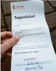  ??  ?? Mit einem solchen „Tagesticke­t“darf man ins Kino oder ins Café.