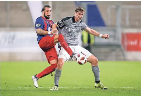  ?? FOTO: STEFAN BRAUER ?? Uerdingens Innenverte­idiger Dominic Maroh, der hier Zwickaus Ronny König den Ball wegspitzel­t, fällt am Samstag aus.