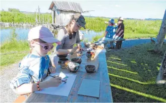  ?? FOTO: FEDERSEEMU­SEUM: ?? Nur einer von vielen Programmpu­nkten am Sonntag: Kinder malen mit Erdpigment­farben.