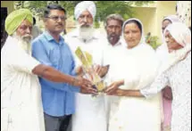  ?? HT PHOTO ?? Panchayat members felicitati­ng Suresh Kumar (in blue shirt) in Muktsar district.