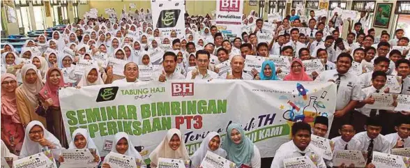  ?? [FOTO SAIFULLIZA­N TAMADI/BH] ?? Mohd Sawal (tujuh dari kiri) bergambar bersama-sama peserta Seminar Bimbingan Peperiksaa­n PT3 2017 anjuran Kelab Taha dengan kerjasama BH di Bangi, baru-baru ini.