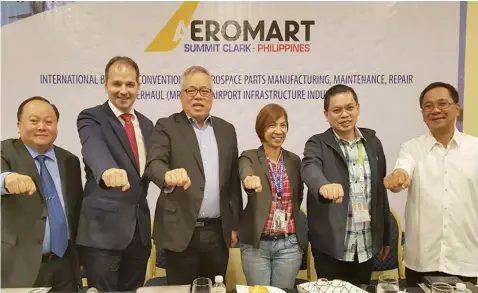  ?? Chris Navarro ?? AEROMART SUMMIT. (L-R) AIAP Chairman John Lee, AIAP Vice President Damien Damperon, DTI Secretary Ramon Lopez, CDC VP Evangeline Tejada, CIAC AVP Darwin Cunanan and CAAP Major Gen. Ricardo Banayat flash the PDU30 sign during yesterday's AeroMart Summit...