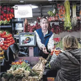  ?? Manu Mitru ?? Un puesto de verduras en el mercado del Ninot, en Barcelona.