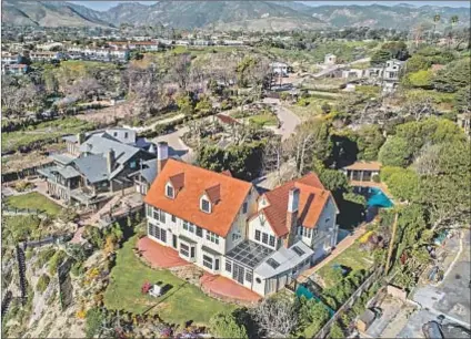  ?? Nareg Frandjian Open House Foto ?? OSCAR-WINNING actor Anthony Hopkins sold his bluff-top home in Malibu for $10.5 million.