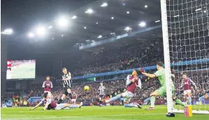  ?? — Gambar AFP ?? HANGAT: Sebahagian daripada babak-babak aksi perlawanan Liga Perdana Inggeris di antara Aston Villa dan Newcastle di Villa Park.