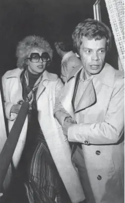  ?? FOTO: YLE ?? Artisten Monica Aspelund och musikern Aarno Raninen var passagerar­e på planet som kapades från Uleåborg till Helsingfor­s den 30 september 1978.