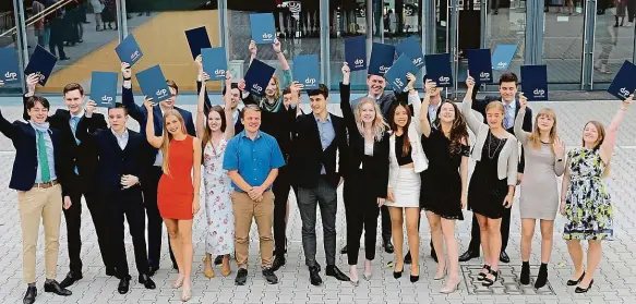  ?? ?? Na Deutsche Schule Prag studenti absolvují maturitu už po 12 letech (1. stupeň základní školy je čtyřletý), tedy o rok dříve, než je v Česku běžné. Zkouška je uznávaná u nás i všude na světě.