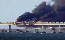  ?? (Photo AFP) ?? Le pont de Crimée en flammes, hier matin.