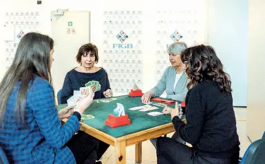  ?? (foto De Grandis) ?? Sfida Una partita nella Federazion­e italiana gioco bridge. La seconda da sinistra è la campioness­a Luigina Gentili