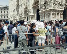  ??  ?? Con le guide I turisti, ma anche i milanesi, approfitta­no dei tour