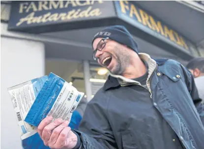  ?? matilde campodÓnic­o/ap ?? Diego Zas, con los dos sobres de marihuana que compró en Montevideo