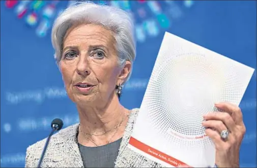  ?? ANDREW HARRER / BLOOMBERG ?? Christine Lagarde, directora gerente del FMI, ayer, en su intervenci­ón en Washington