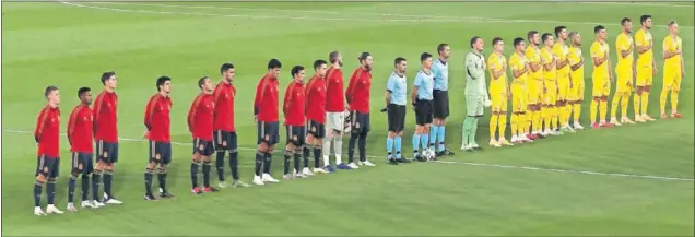  ??  ?? Los equipos iniciales de España y Ucrania forman en Valdebebas durante la ceremonia de los himnos nacionales.