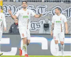  ?? FOTO: DPA ?? Rani Khedira und Julian Schieber verzweifel­ten schon im VfB-Trikot.