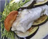  ?? FOTO: TT ?? Med en aubergine, en platta smördeg och spännande ärtskott förvandlas vardagsfis­ken till rena festmaten.