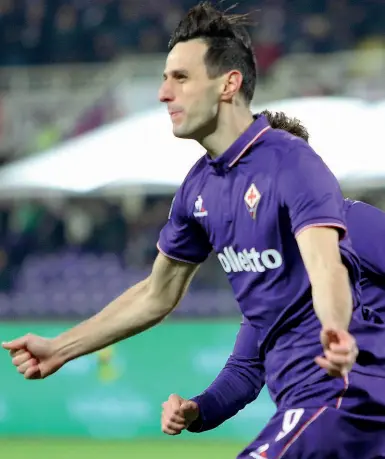  ??  ?? Nikola Kalinic esulta dopo il secondo gol di tacco su assit di Federico Chiesa