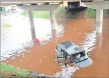  ??  ?? Dos adultos y dos niños quedaron atrapados por instantes dentro de una camioneta, la cual se llenó de agua.