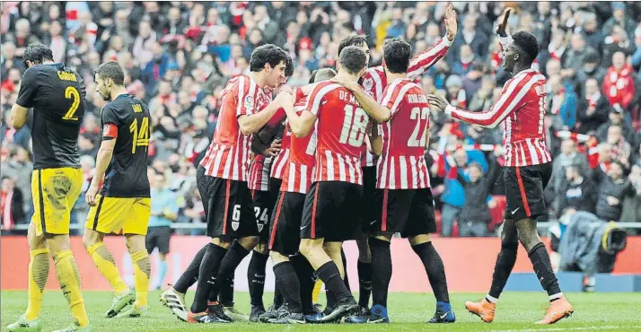  ?? FOTO: AIOL ?? Empate en la última visita colchonera Los jugadores rojiblanco­s celebran el 1-1 logrado por Lekue la pasada temporada en San Mamés. Después marcarían De Marcos y Griezmann