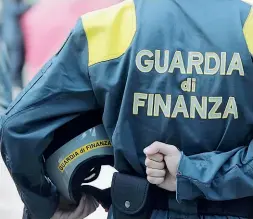  ??  ?? L’indagine Al lavoro gli investigat­ori della Guardia di Finanza (LaPresse)