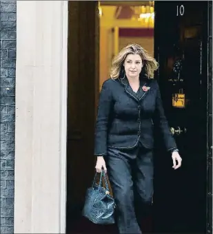  ??  ?? La nueva ministra de Ayuda Internacio­nal, Penny Mordaunt, saliendo ayer d