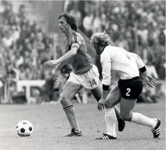  ??  ?? Johan Cruyff se lleva la pelota ante Berti Vogts, en la final del Mundial de 1974.