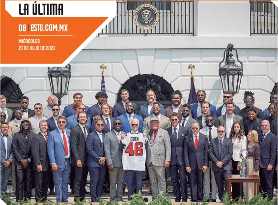  ??  ?? El presidente de Estados Unidos posó junto a los campeones de la NFL.