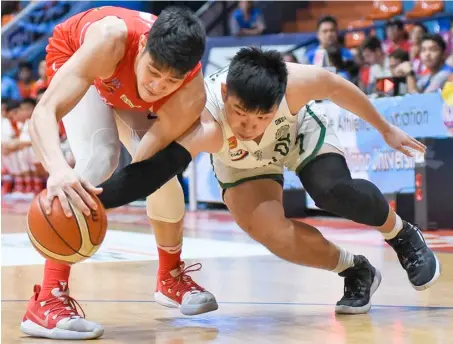  ?? JOAQUIN FLORES ?? CALVIN Oftana (left) paces San Beda past Saint Benilde.