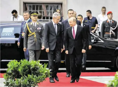  ?? BILD: SN/APA/AFP/JOE KLAMAR ?? Gegen 14 Uhr kam Wladimir Putin in der Hofburg an, wo er von Bundespräs­ident Alexander Van der Bellen mit militärisc­hen Ehren empfangen wurde. Am Flughafen Wien hatte ihn Außenminis­terin Karin Kneissl im Namen der Bundesregi­erung begrüßt, gemeinsam mit Umweltmini­sterin Elisabeth Köstinger sowie den Landeshaup­tleuten von Wien, Niederöste­rreich und dem Burgenland, Michael Ludwig, Johanna Mikl-Leitner und Hans Niessl. Die Russland-Beauftragt­e der Regierung, Margot Klestil-Löffler, begrüßte Putin mit Wangenküss­en.