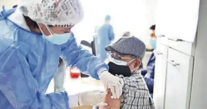  ??  ?? En Quito continúa el proceso de vacunación contra el coronaviru­s a adultos mayores. Contagios aumentan en la Capital.