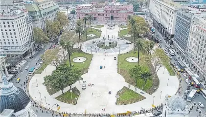  ?? MARIO QUINTEROS/LUCIANO THIEBERGER /GCBA ?? Plaza de Mayo. Nació en 1580, casi con la Ciudad, como Plaza Mayor, y en 1884, cuando demolieron la Recova que la partía en dos, se convirtió en Plaza de Mayo. Ocupa más de 23. 600 m2 y cuenta con el primer monumento público, la Pirámide de Mayo, y un homenaje a Belgrano. Rodeada por el Cabildo y la Rosada, fue y es clave en la vida política.