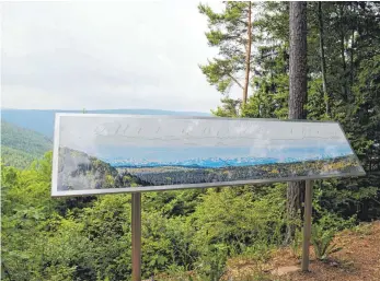  ?? FOTOS: ALEXANDRA SCHNEID ?? Die Alpen-Panorama-Tafel zeigt, welche Berge bei gutem Wetter von diesem Punkt in Wurmlingen aus zu sehen sind.