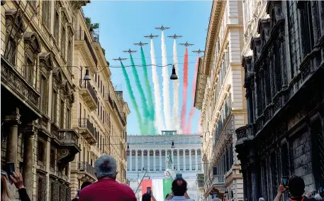  ??  ?? A Roma Le Frecce tricolori nel momento più spettacola­re del sorvolo della capitale: il passaggio sopra l’altare della Patria (Lapresse)