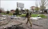  ?? (AFP) ?? A Ukrainian serviceman walks down a street in Bakhmut.