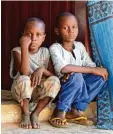  ?? Foto: dpa ?? Mohammed (rechts) und sein kleiner Bruder Abba hatten Glück: Ihr Vater hat sie aus den Fängen der Boko Haram be freit.