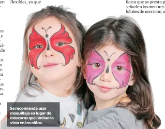  ??  ?? Se recomienda usar maquillaje en lugar de máscaras que limitan la vista en los niños.