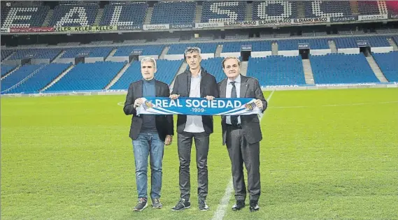  ?? FOTO: LUIS MARI UNCITI ?? Imanol Alguacil, nuevo técnico de la Real Sociedad, posa en Anoeta entre el director deportivo Olabe y el presidente (derecha) Jokin Aperribay