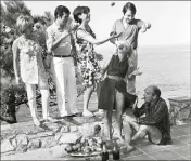  ?? (Photo Claude Dronsart) ?? Pieds dans l’eau, ou presque, avec France Gall, Sophie Daumier et Eddie Barclay.