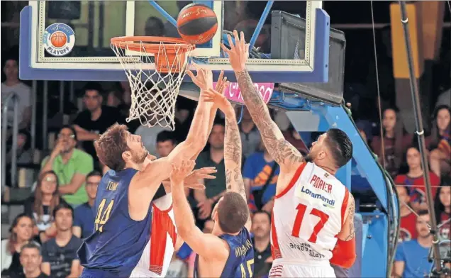  ??  ?? DESTACADO. El baskonista Vincent Poirier atrapó 12 rebotes, pero el azulgrana Ante Tomic fue el mejor jugador del partido (26 de valoración) y clave en la victoria del Barcelona.