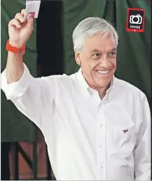  ??  ?? Jornada. Piñera, candidato de Chile Vamos, y Guillier, de la gobernante Nueva Mayoría, durante su voto, en Santiago y Antofagast­a, respectiva­mente.